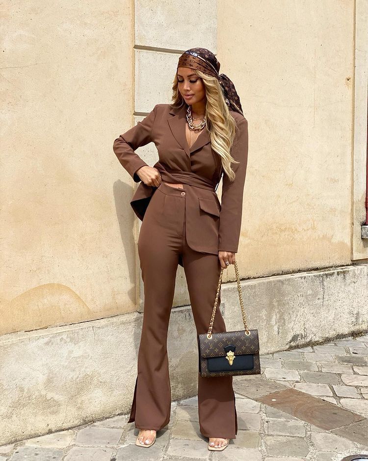 
                  
                    Tailleur Donna Giacca Pantalone Zampa Spacco Bottone - LE STYLE DE PARIS
                  
                